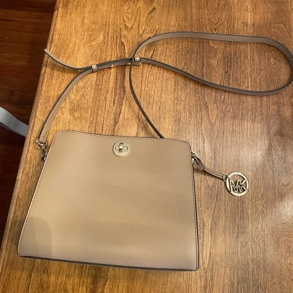 Michael Kors Rivington Messenger - Picture 2 of 7